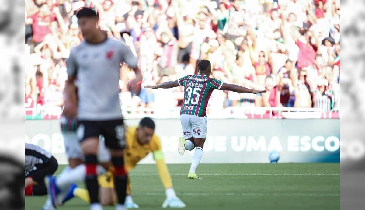 Hércules comemora gol pelo Fluminense