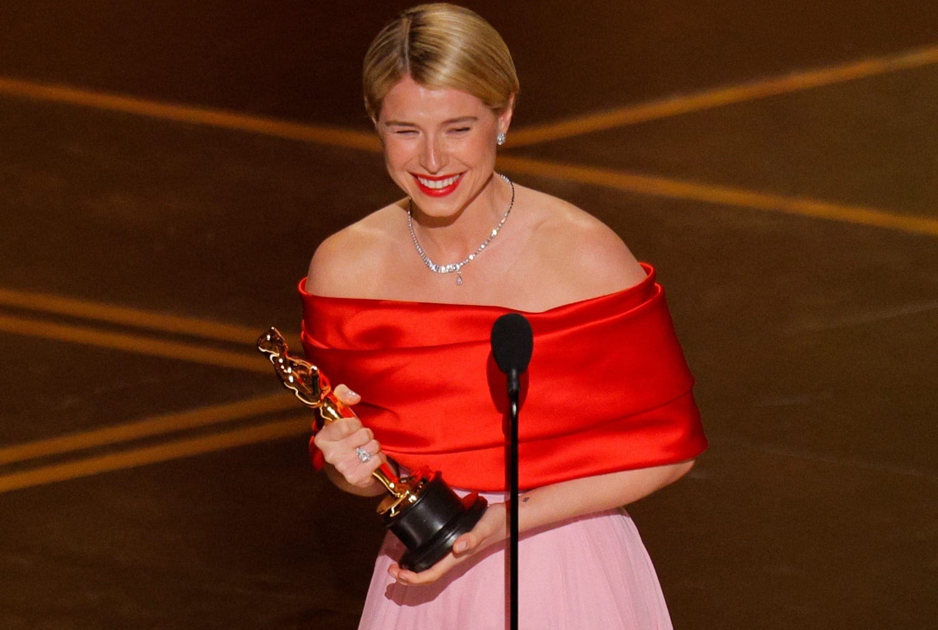 Jessie Buckley ganha Oscar de Melhor Atriz
