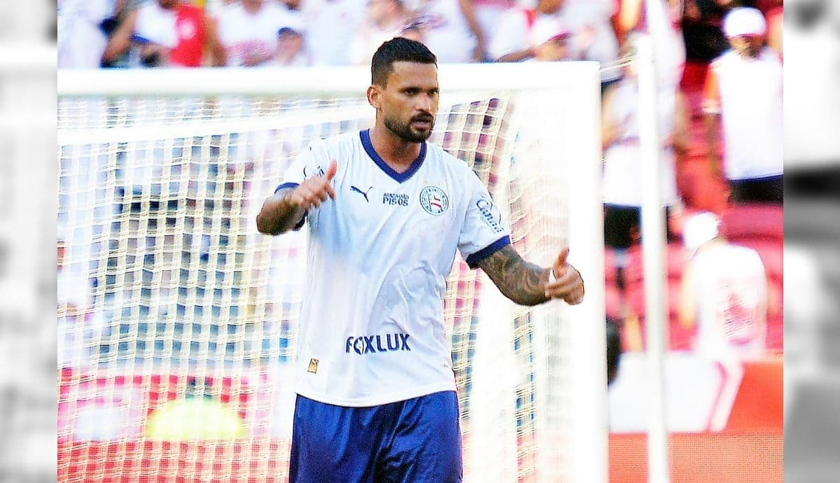 Willian José comemora gol do Bahia