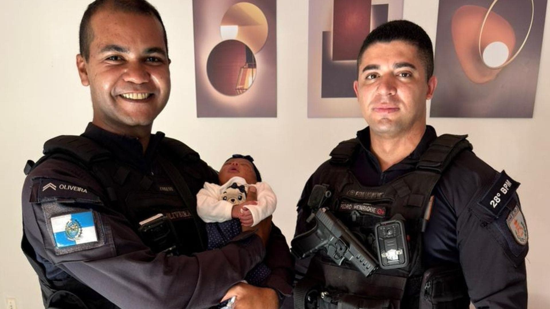 Policiais e bebê resgatada