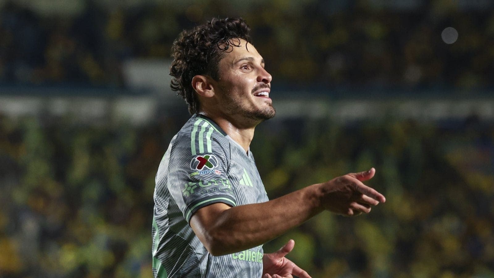 Raphael Veiga comemora gol pelo América-MEX