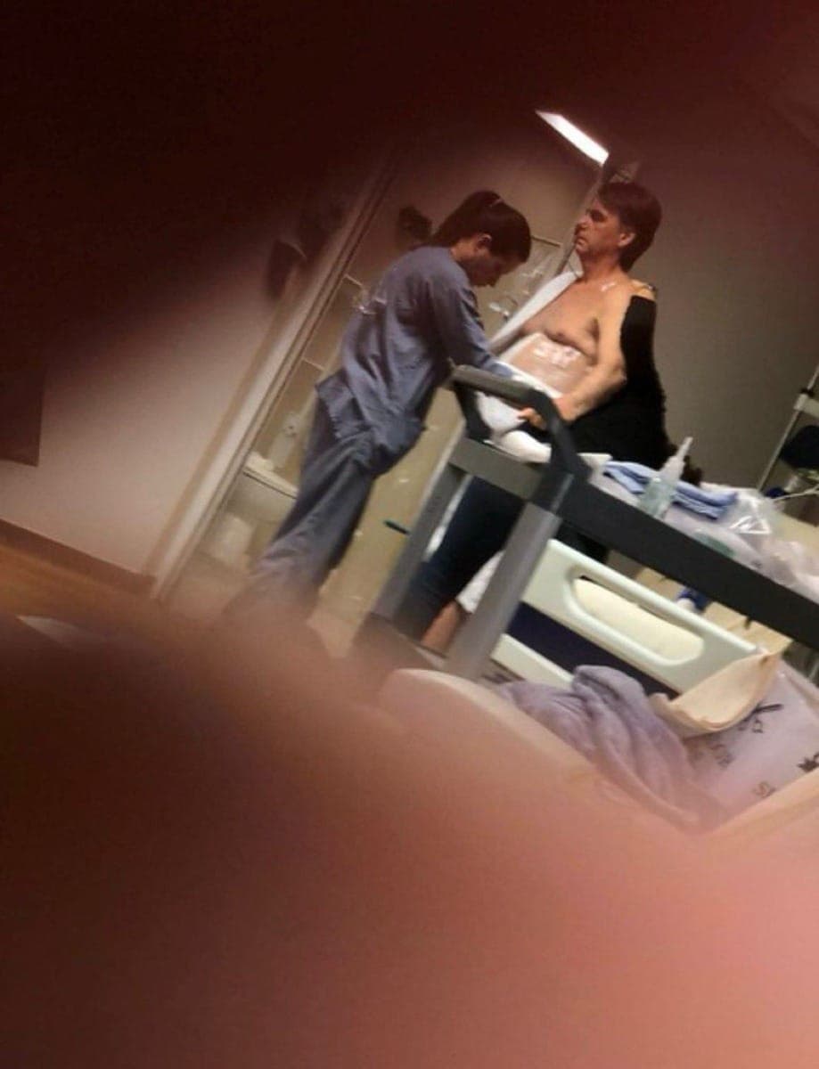 Carlos publicou foto do pai no hospital