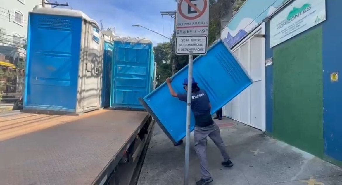 Banheiros químicos esquecidos em Pinheiros