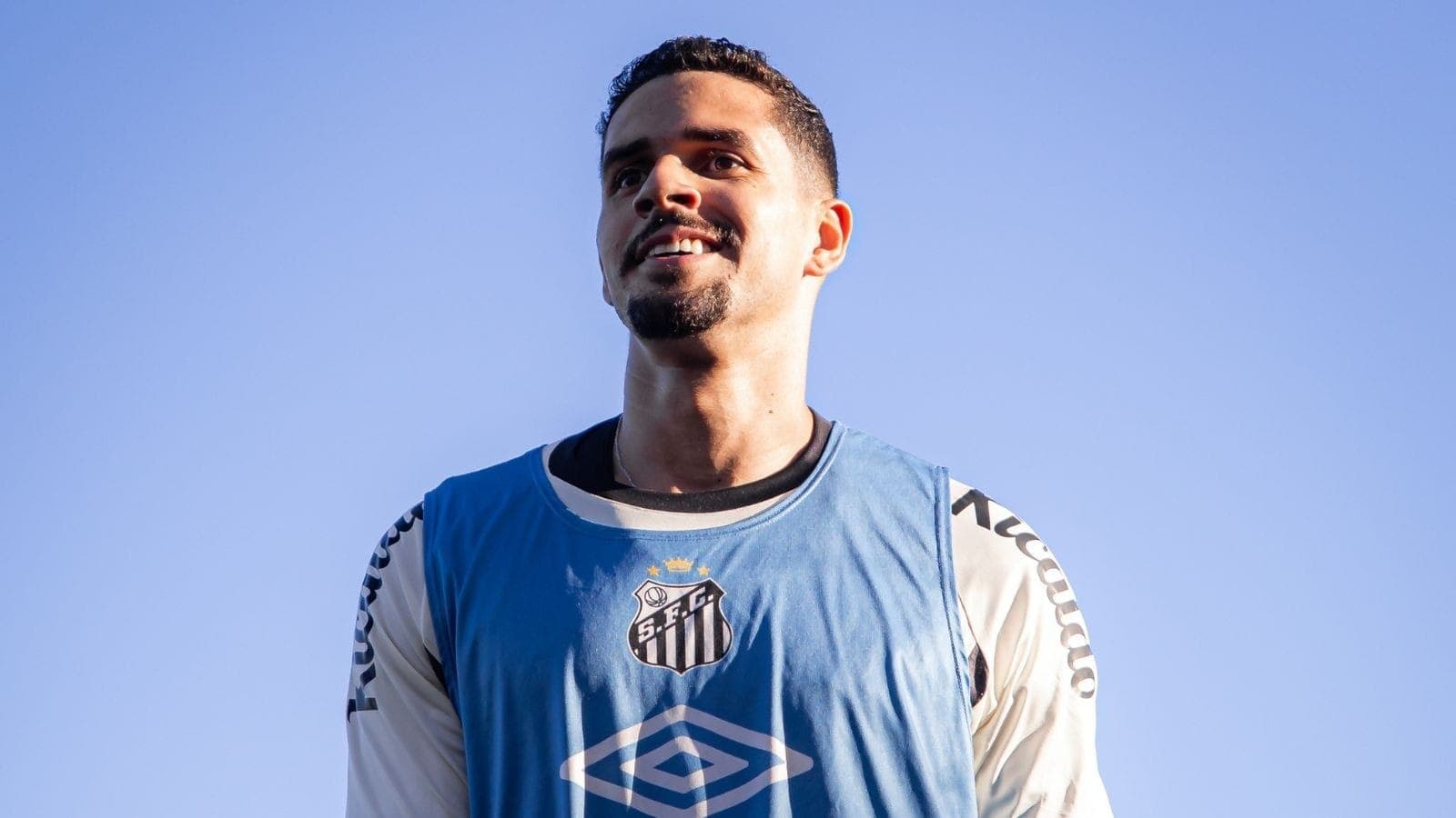 Lucas Veríssimo em treino no Santos