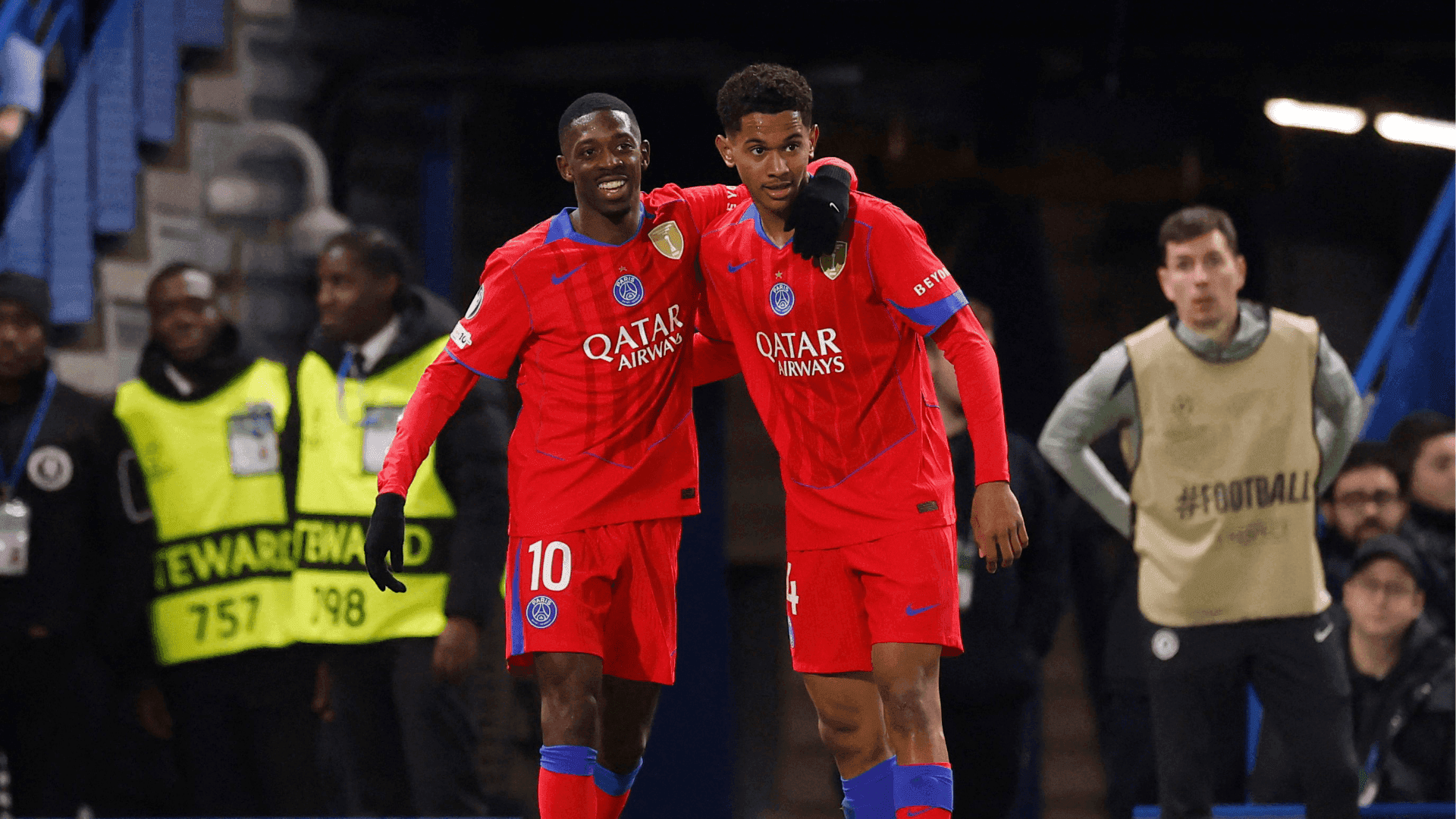 Mayulu e Dembele comemorando gol