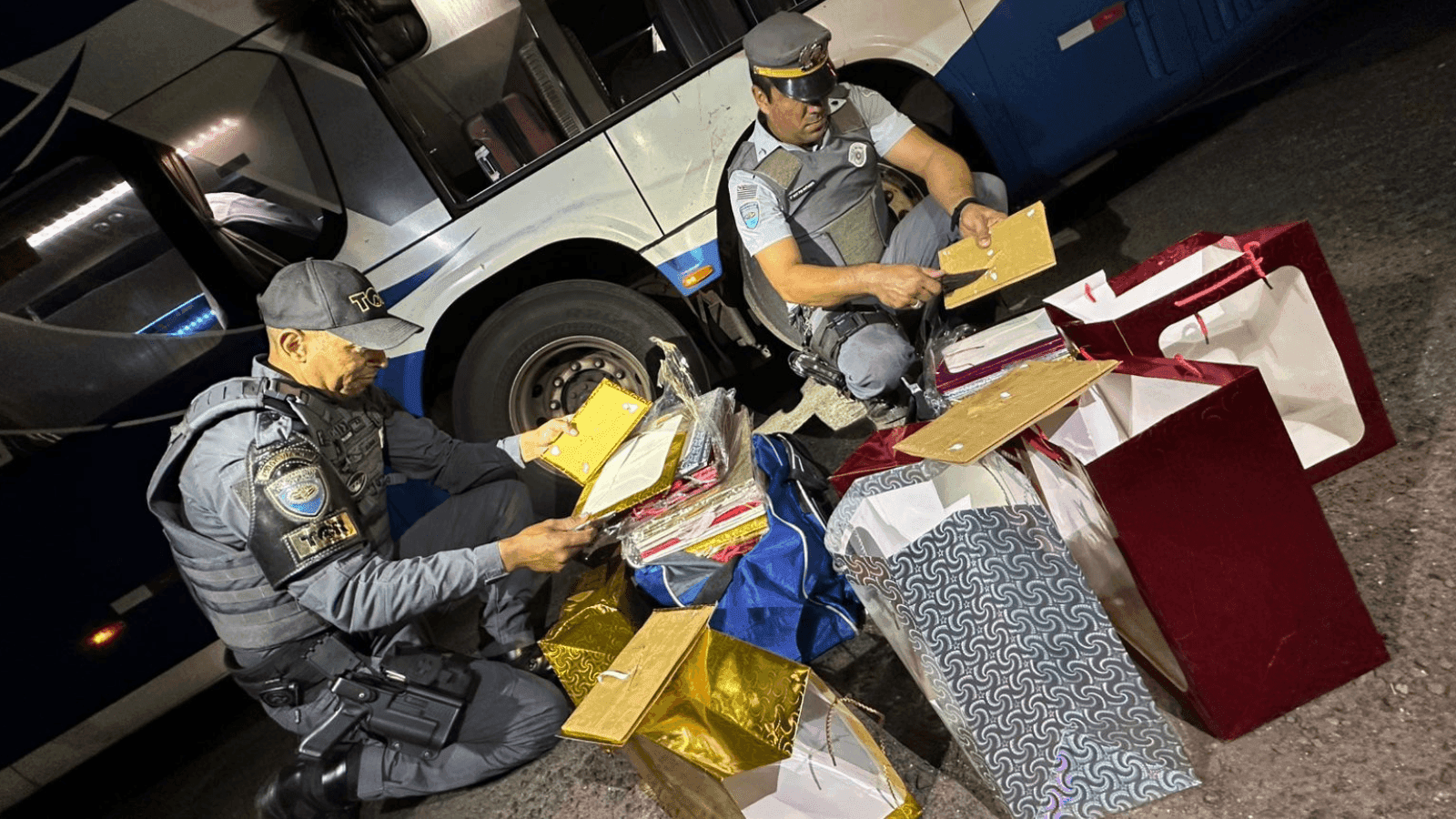 Os dois transportavam mais de 21 quilos da droga