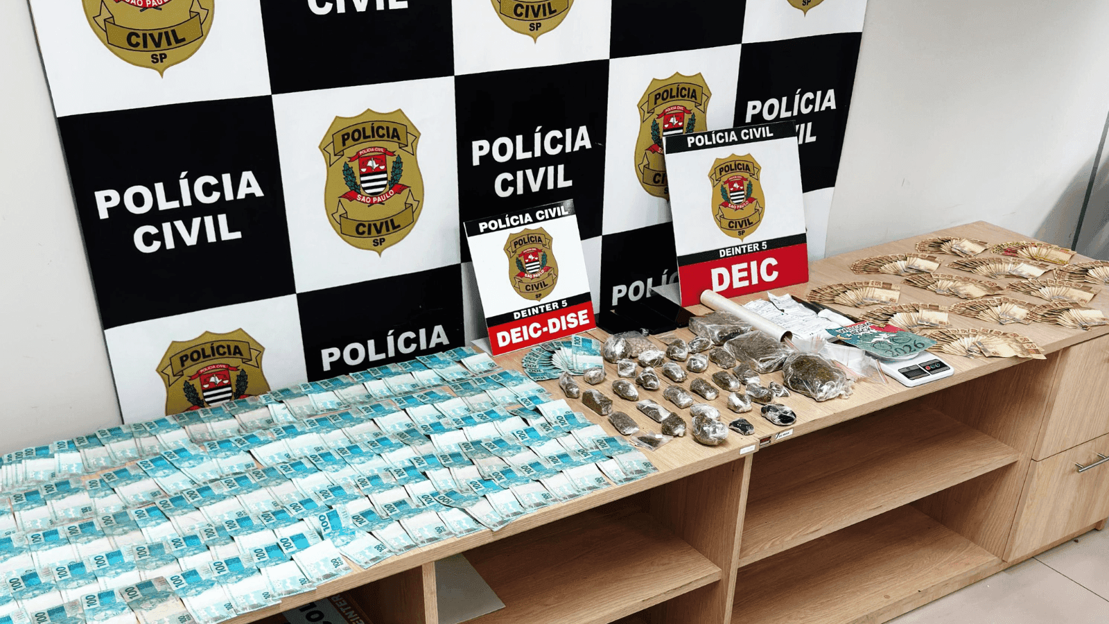 Também foram apreendidas várias porções de drogas