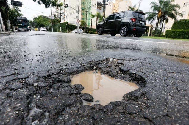 Buracos em SP complicam motoristas