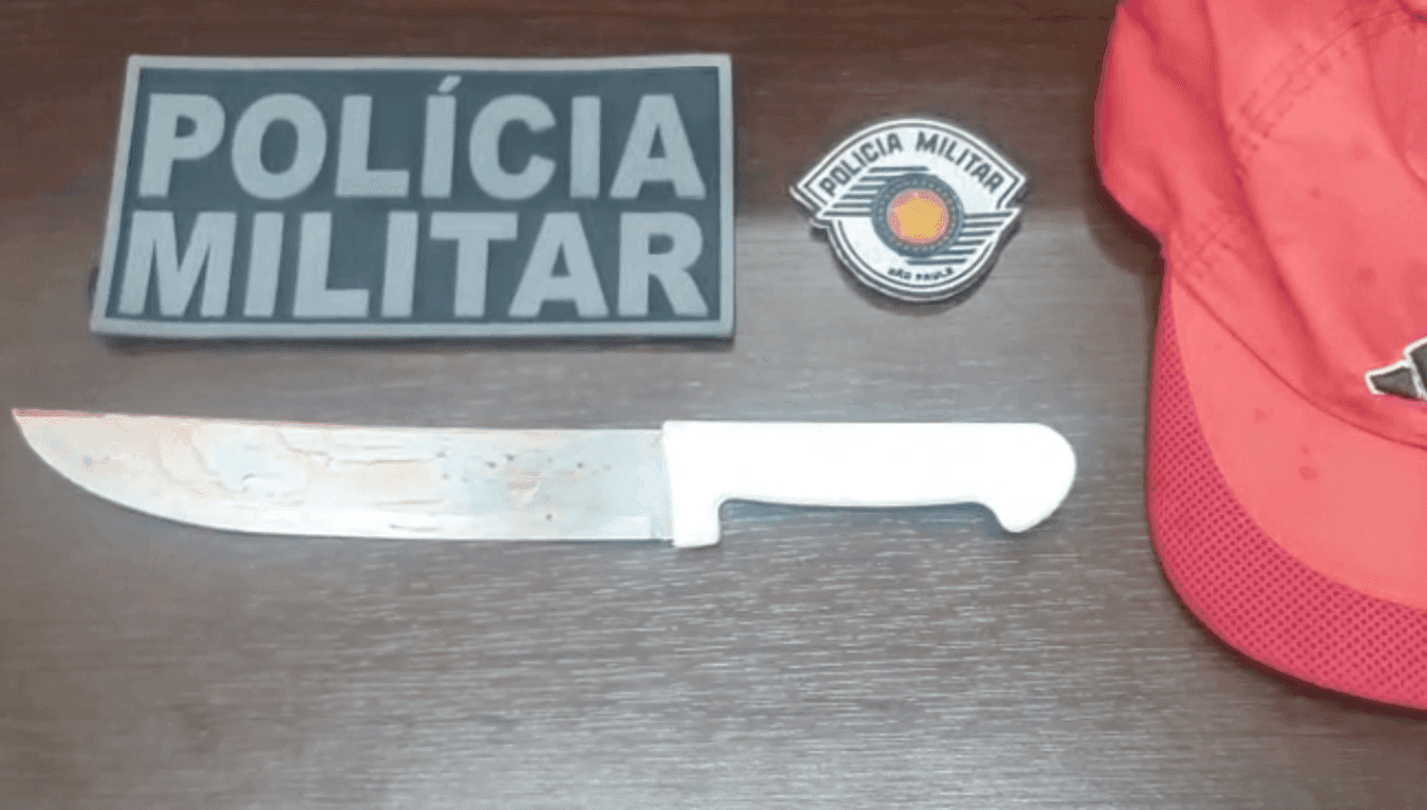 Uma arma branca foi apreendida 