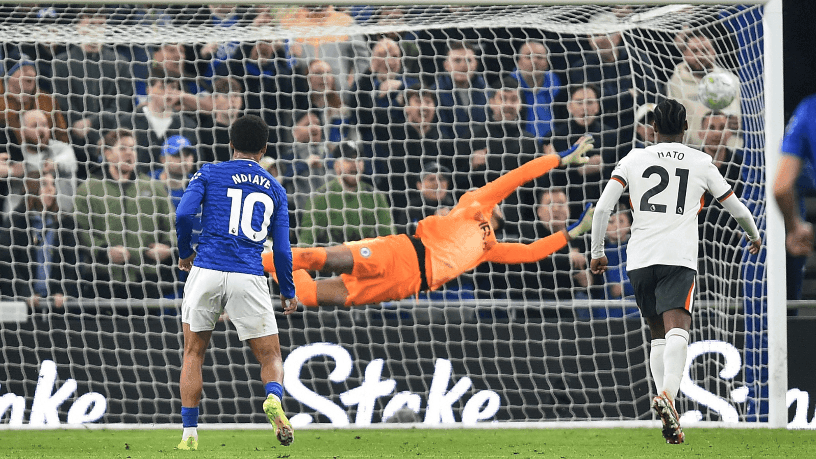 Everton ganha do Chelsea com golaço de Ndiaye