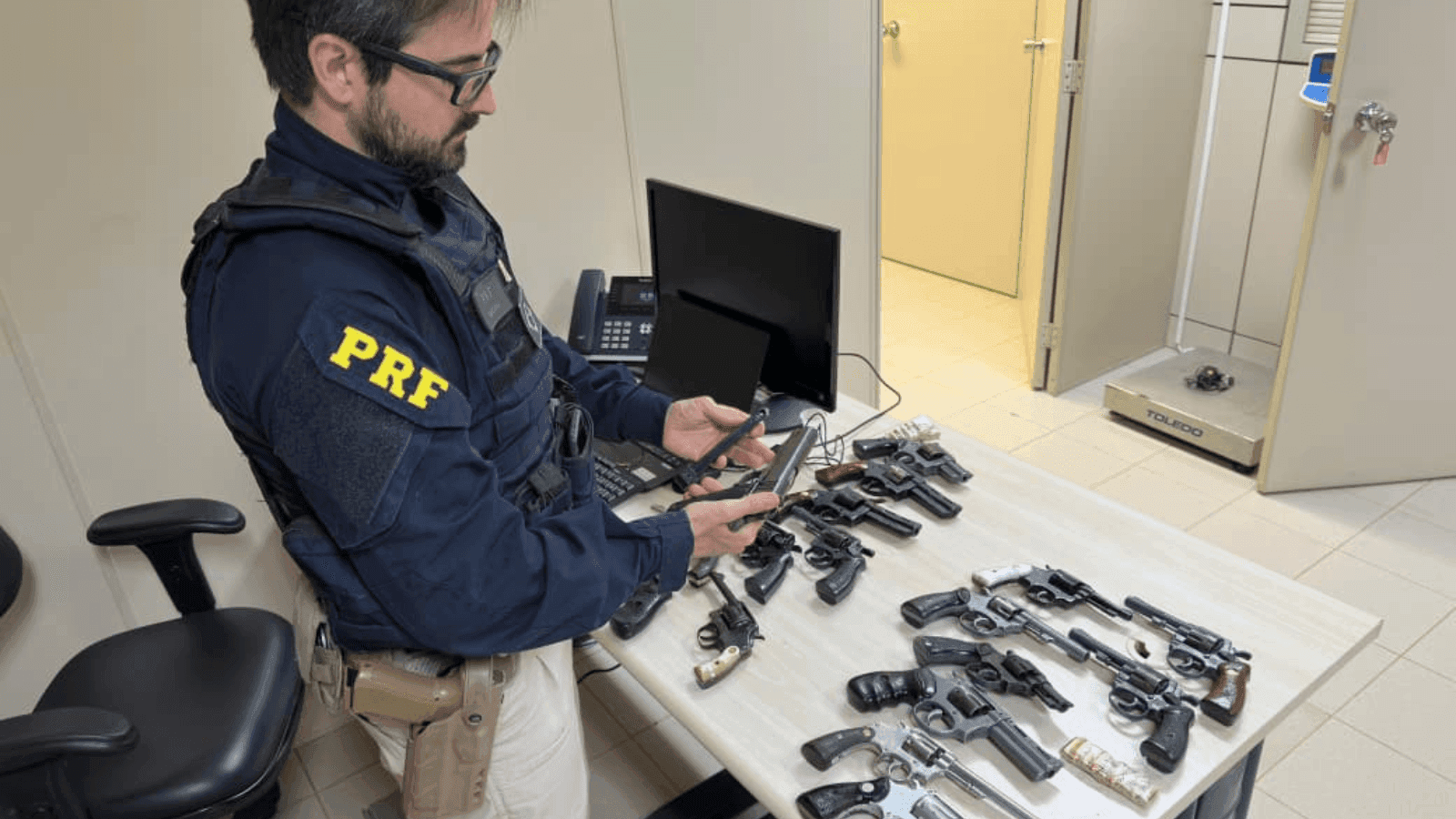 Elas traziam 17 armas de fogo do Paraguai