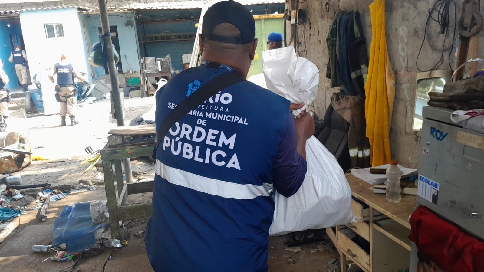 Ferro velho clandestino é interditado 