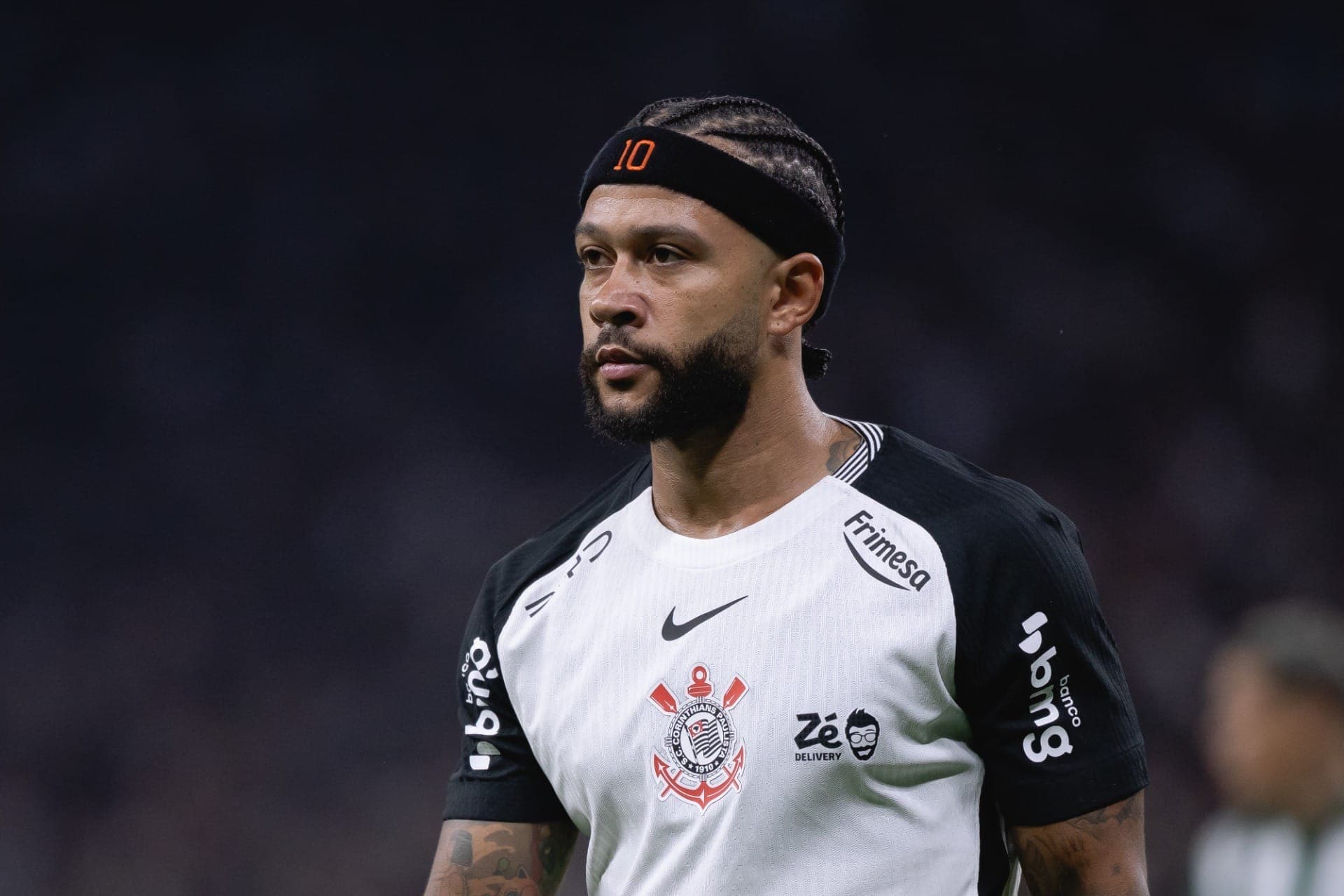 Memphis Depay durante partida contra o Coritiba