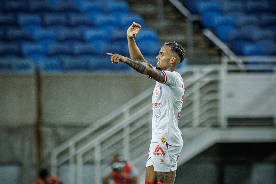 Cassiano fez 2 gols parecidos