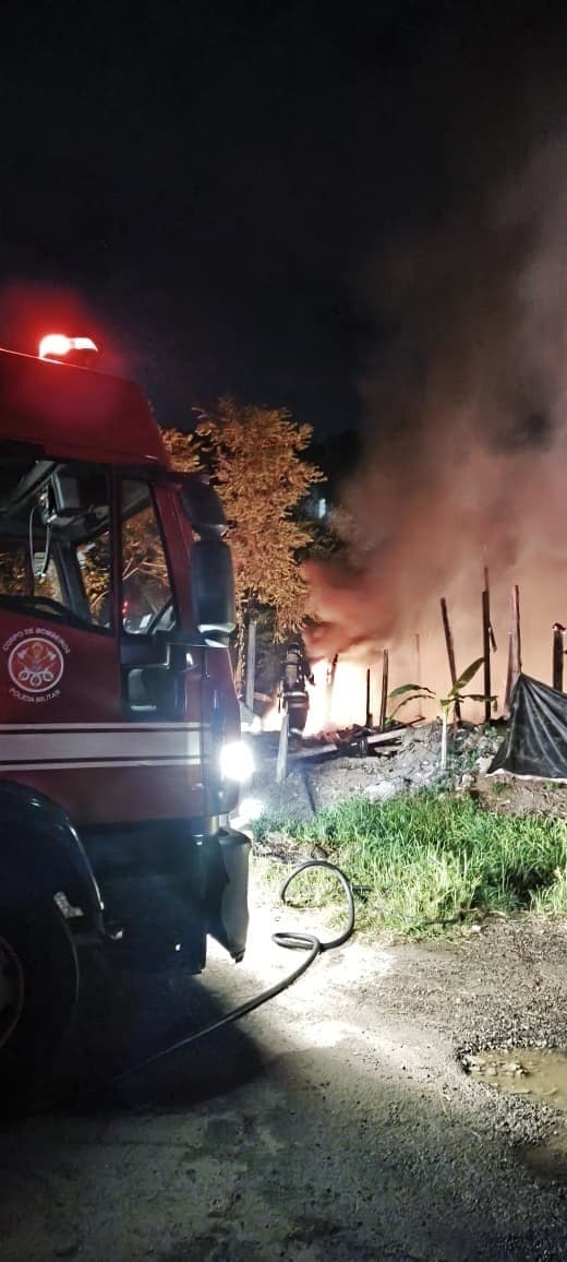Incêndio destrói edificação em Ubatuba
