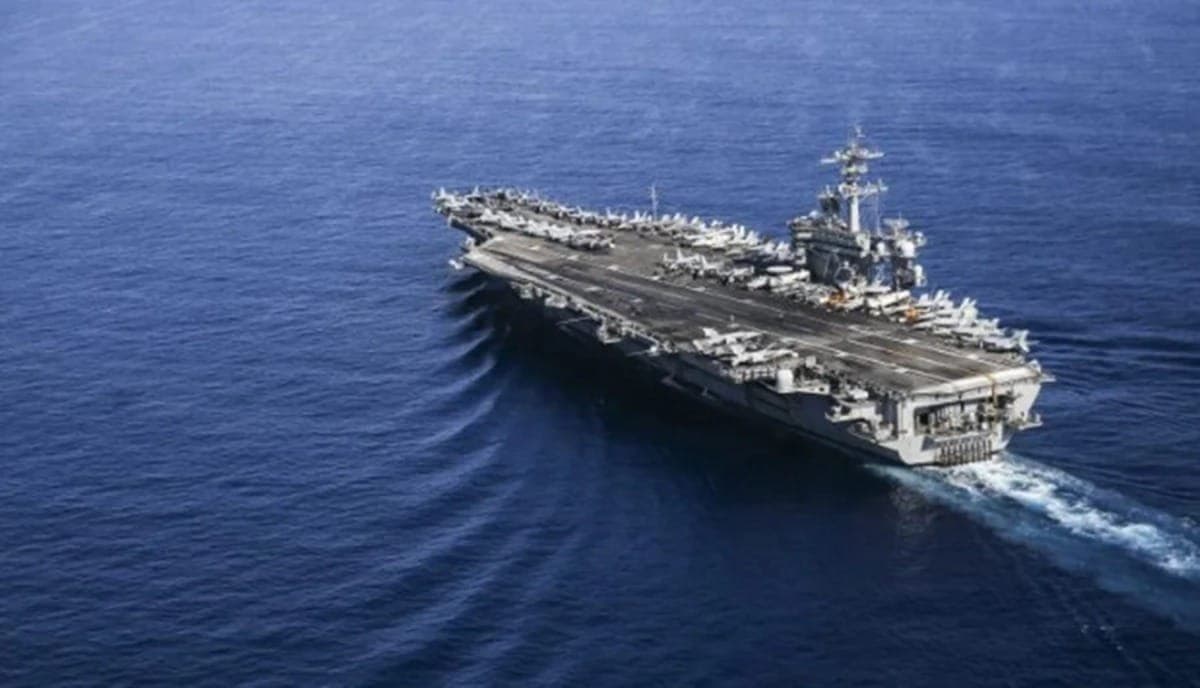 Porta-aviões americano USS Abraham Lincoln