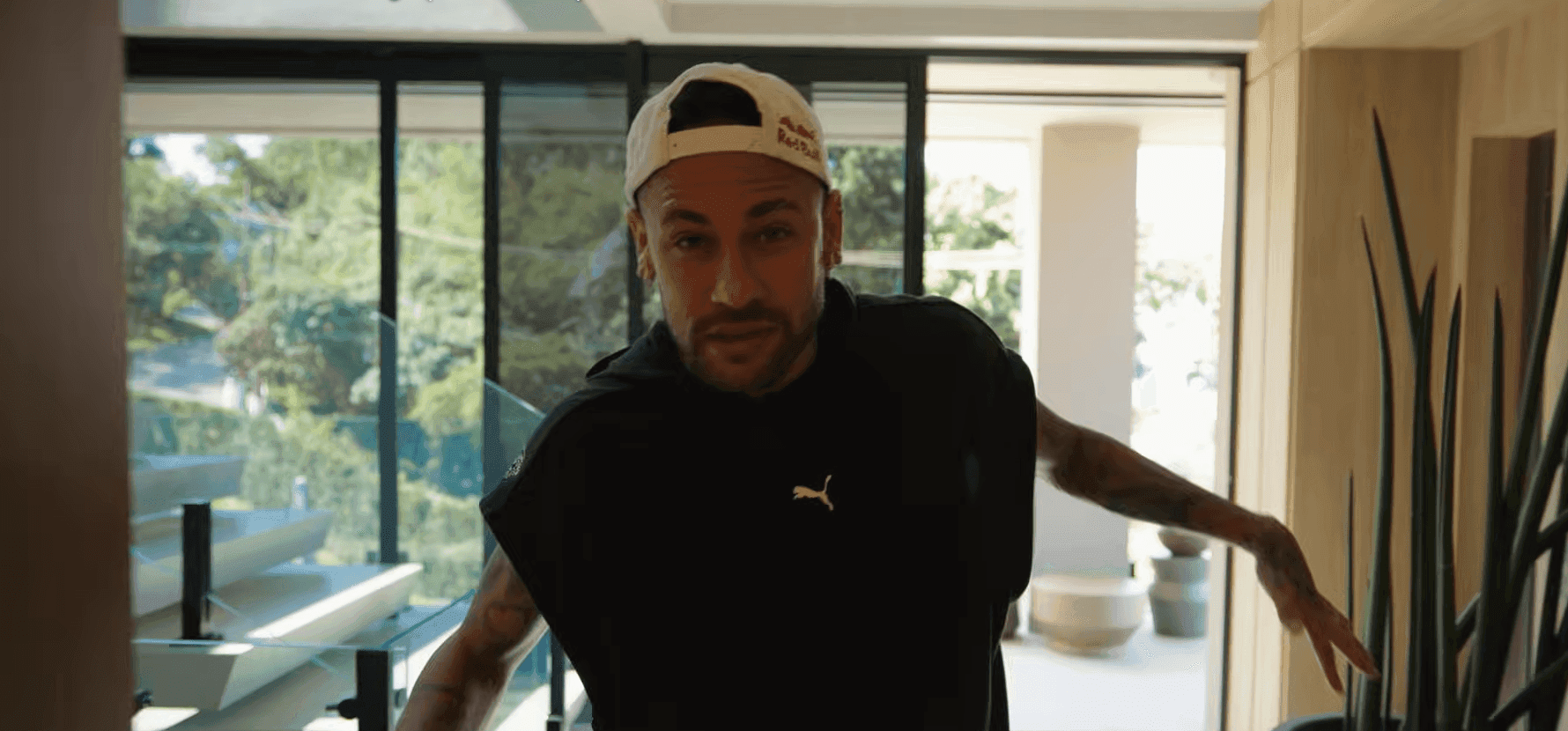 Neymar durante vídeo para canal no Youtube