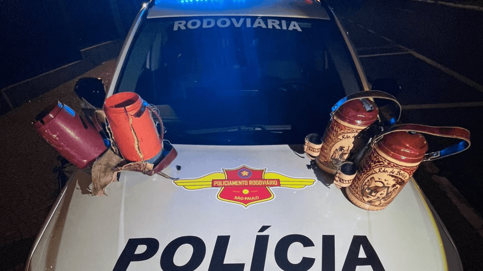 A droga estava escondida dentro de um ônibus