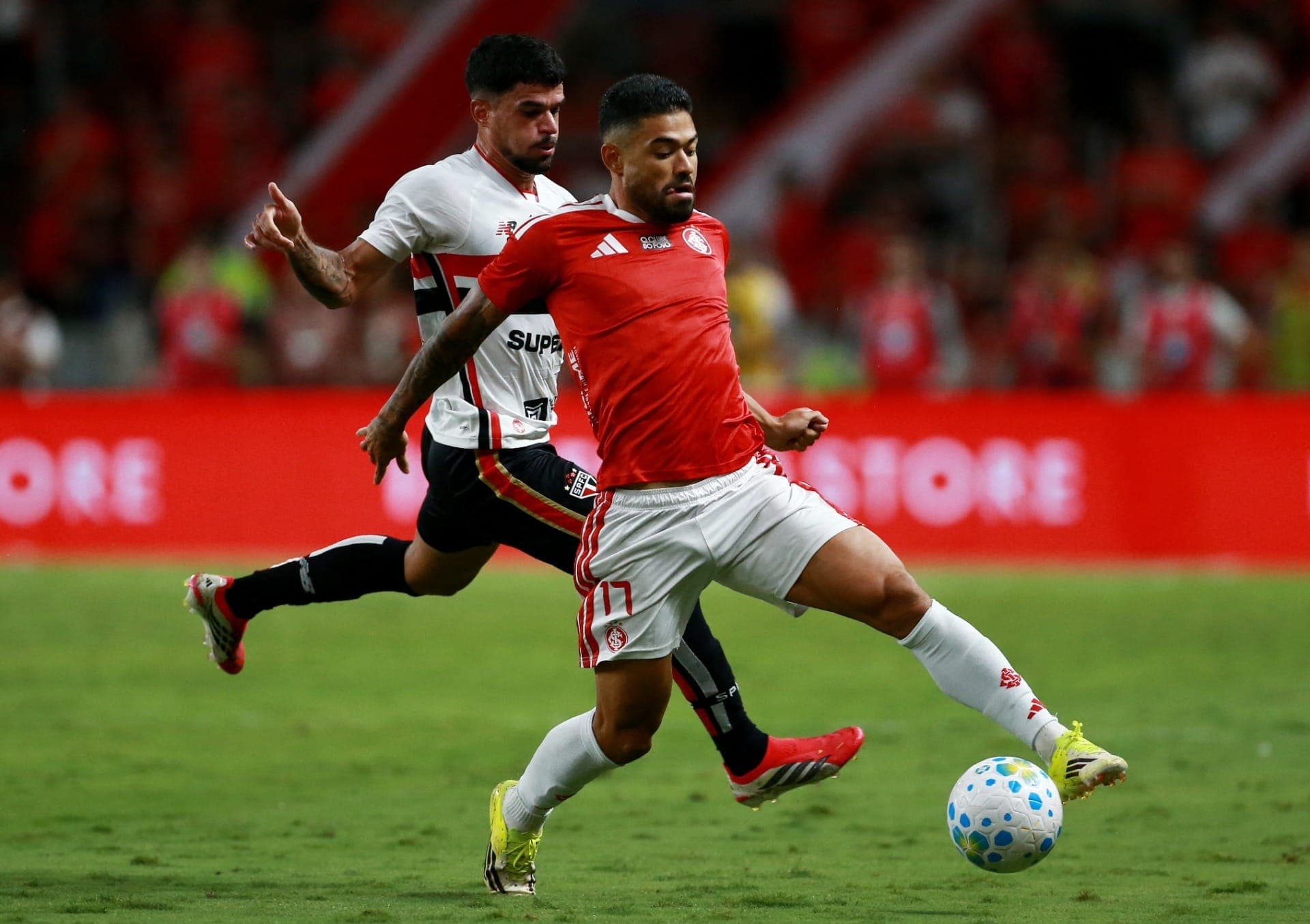 Cauly, do São Paulo, e Bruno Tabata, do Inter