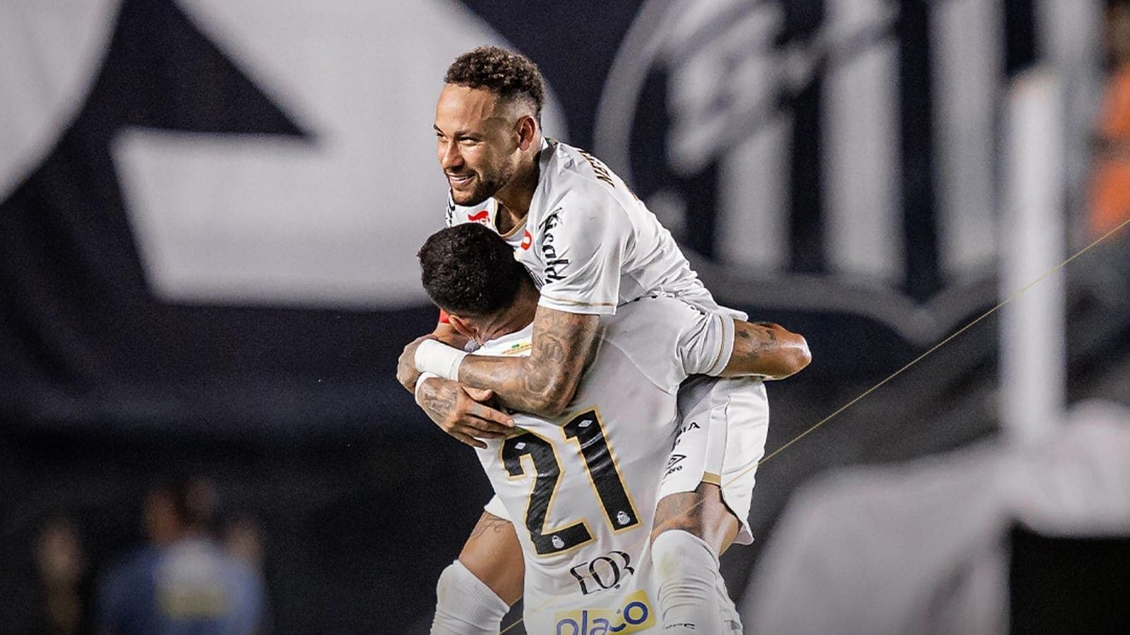 Neymar e Moisés comemoram segundo gol do Santos