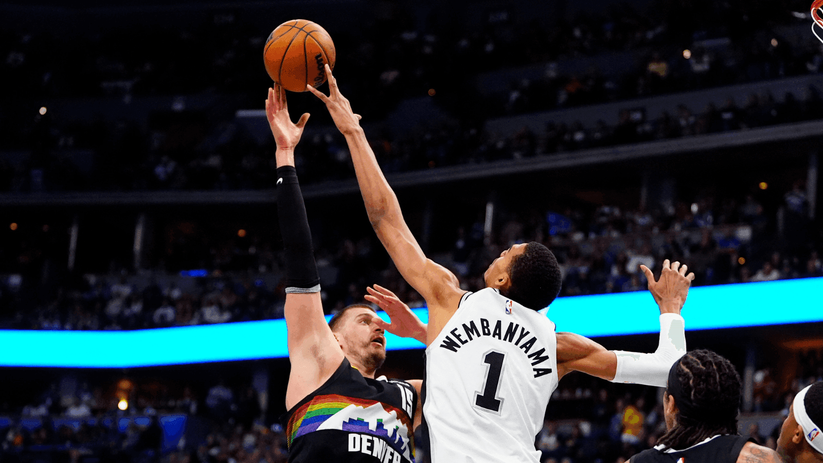 Duelo entre  Nikola Jokic e Victor Wembanyama