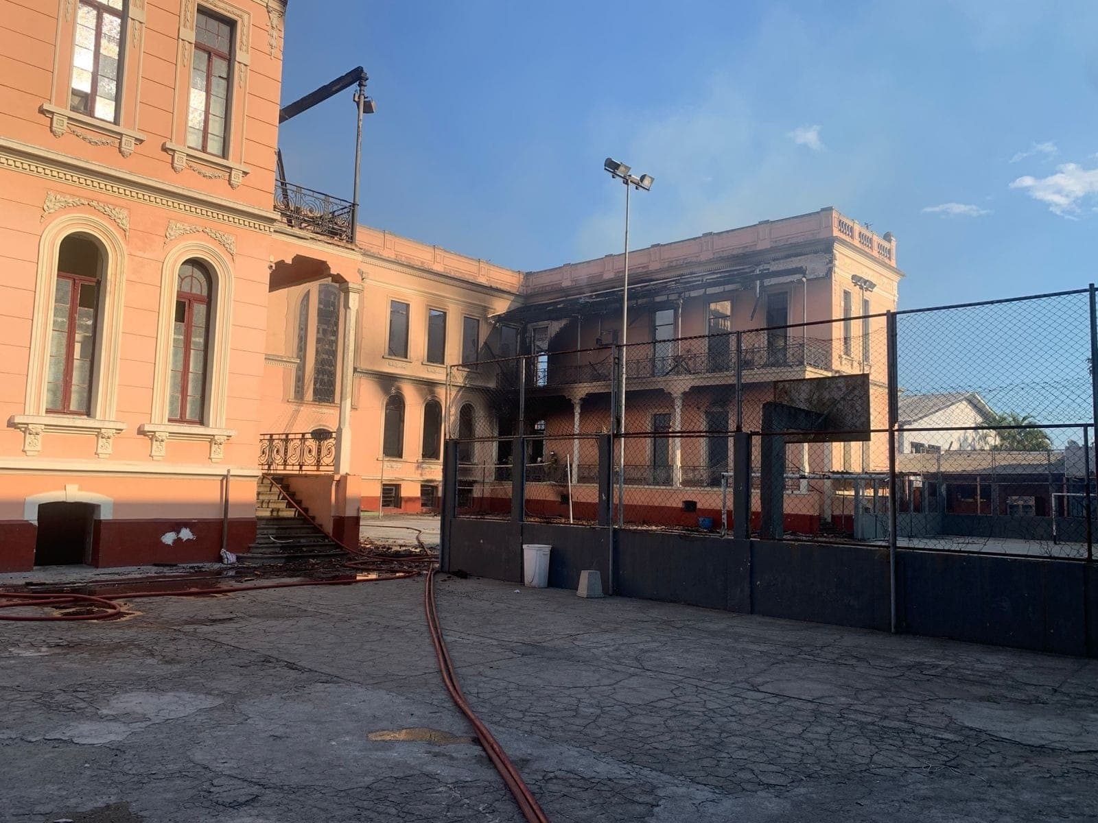 Escola em Paranaguá totalmente destruída 