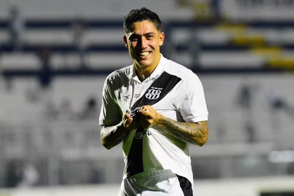 Bruno Lopes na partida diante do Floresta na Série C de 2025