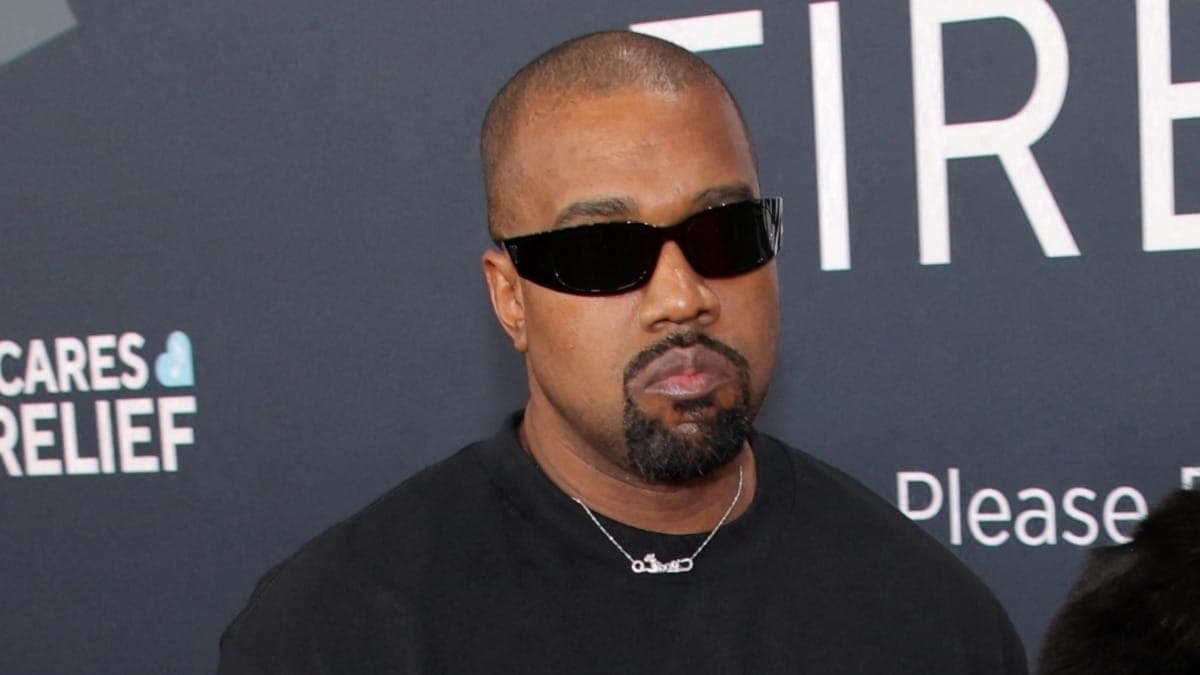 Kanye West no tapete vermelho do Grammy em 2025