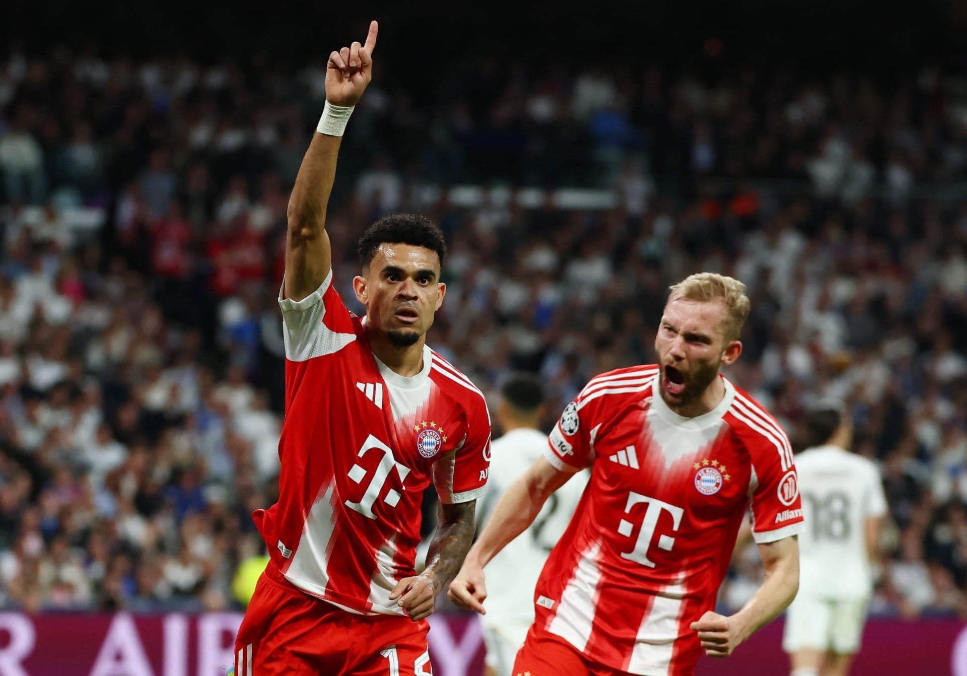 Luis Díaz e Laimer comemoram gol do Bayern