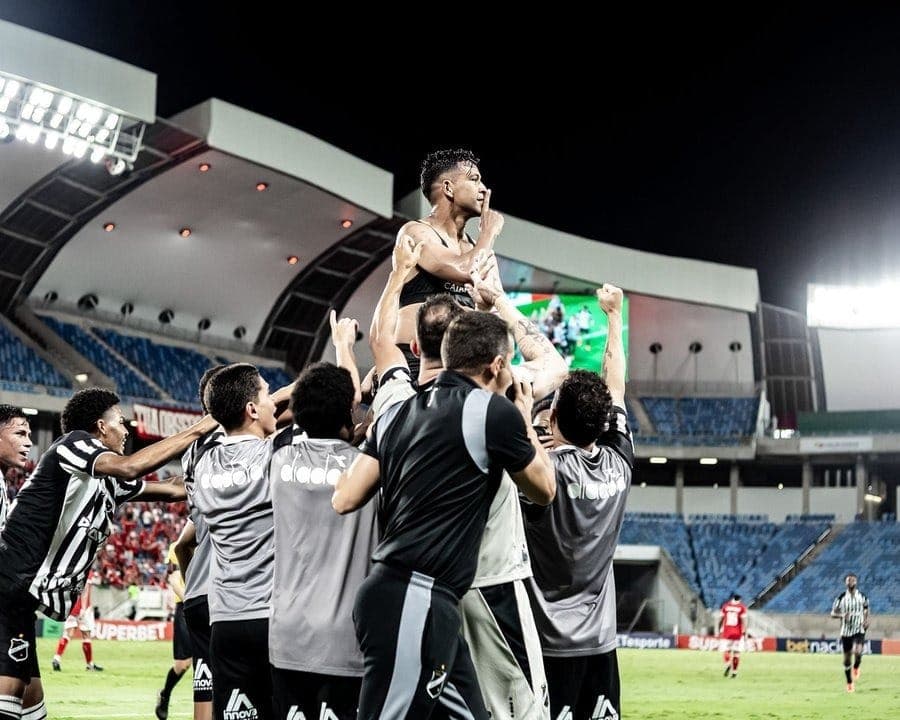 Wallyson comemora gol em clássico