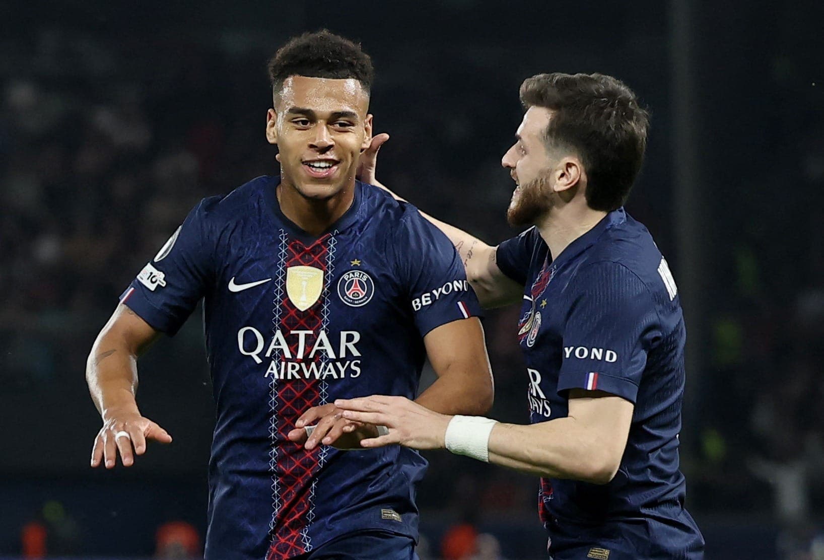 Doué e Kvaratskhelia comemoram gol do PSG