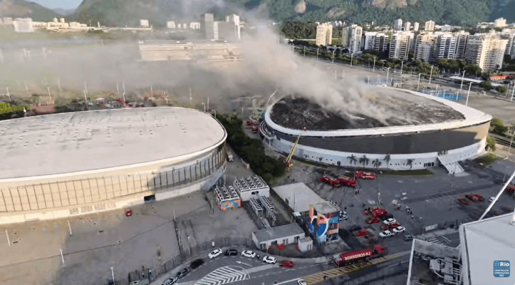 Teto do velódromo atingido pelo fogo