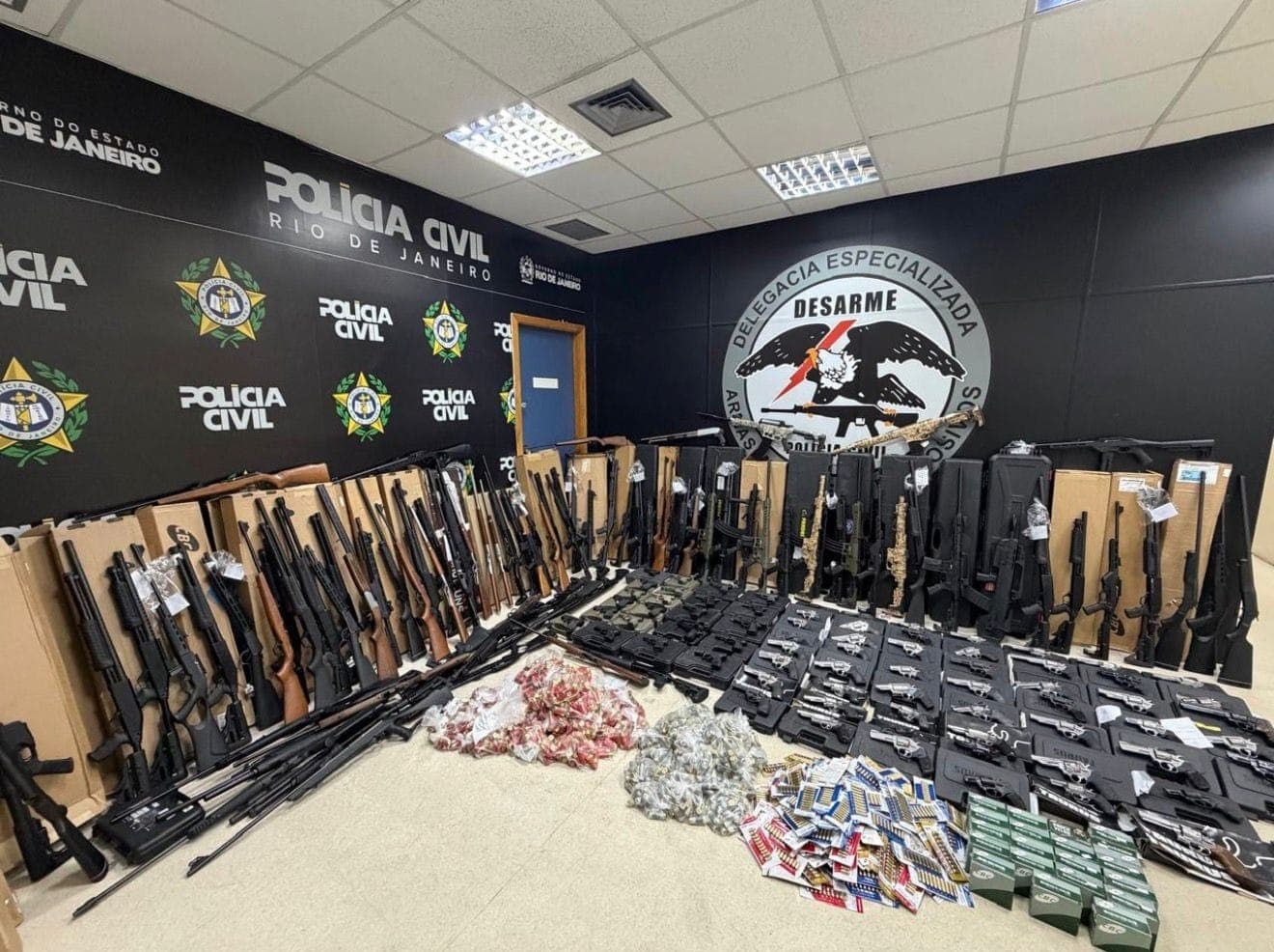 Armas e cartuchos apreendidos