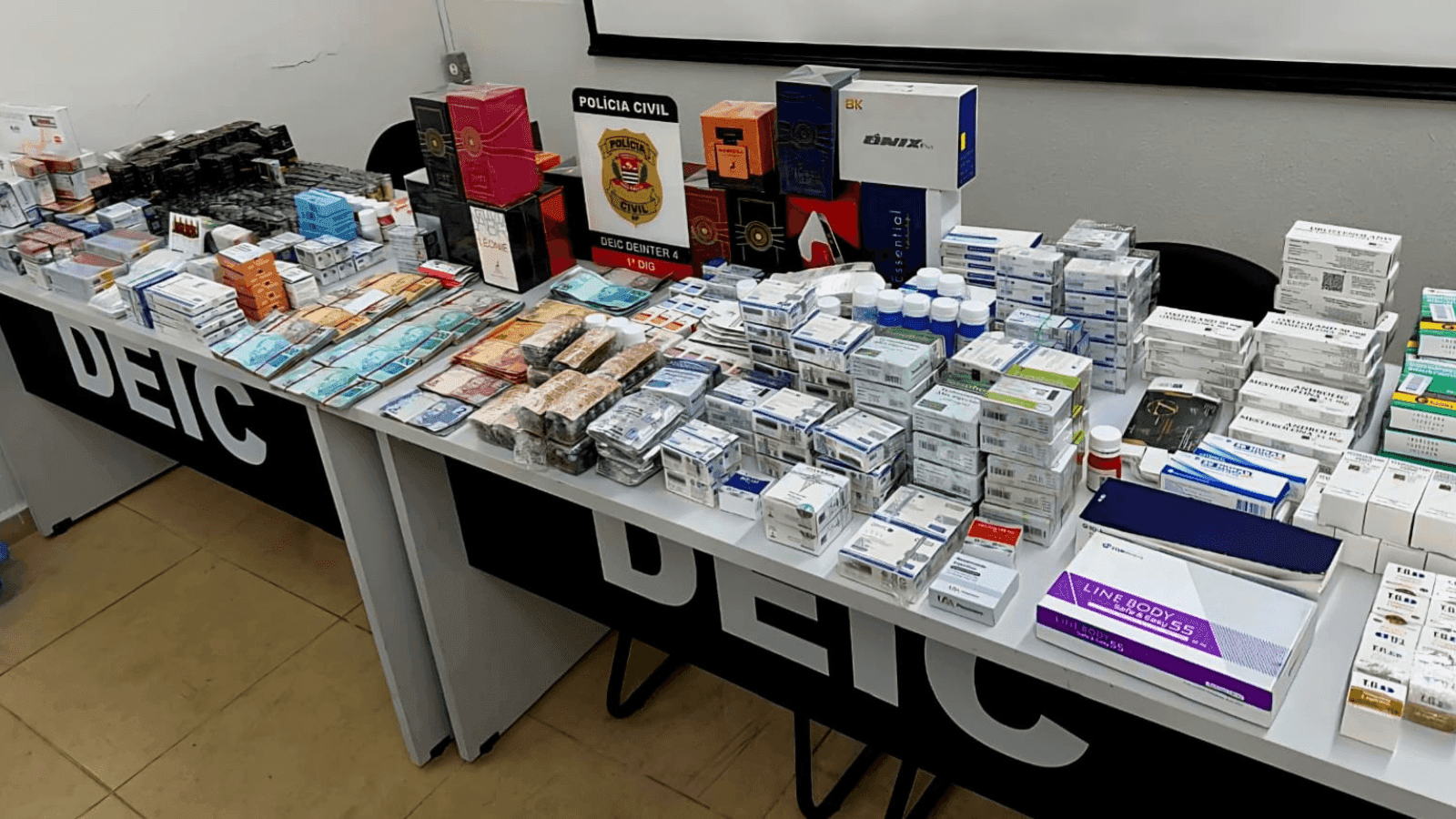 Foram apreendidos vários medicamentos e dinheiro