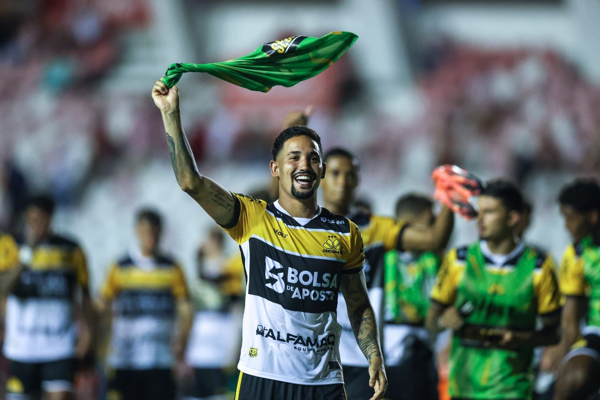 Criciúma comemora a primeira vitória na Série B contra o Náutico