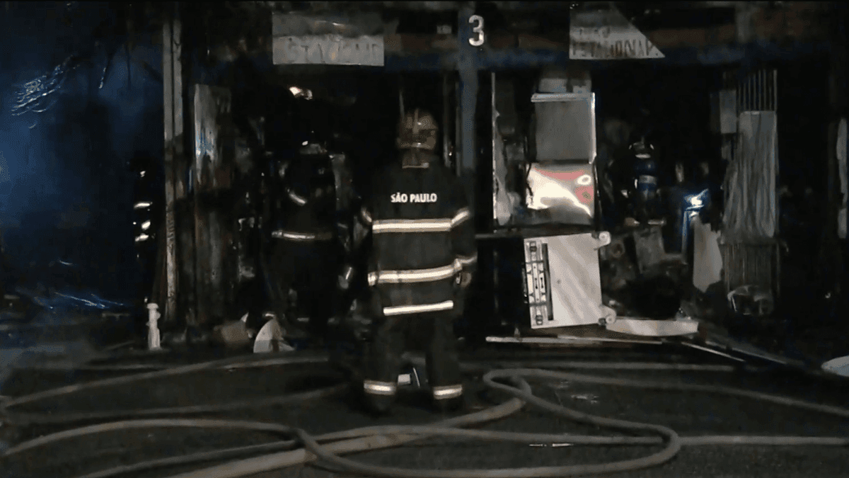 Galpão é atingido por incêndio em SP