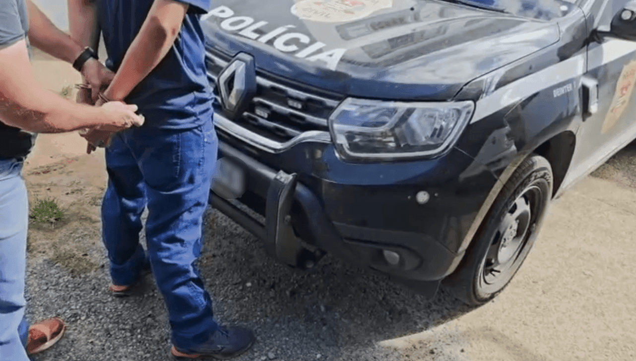 Vítima tinha medida protetiva contra o suspeito, que foi detido em casa