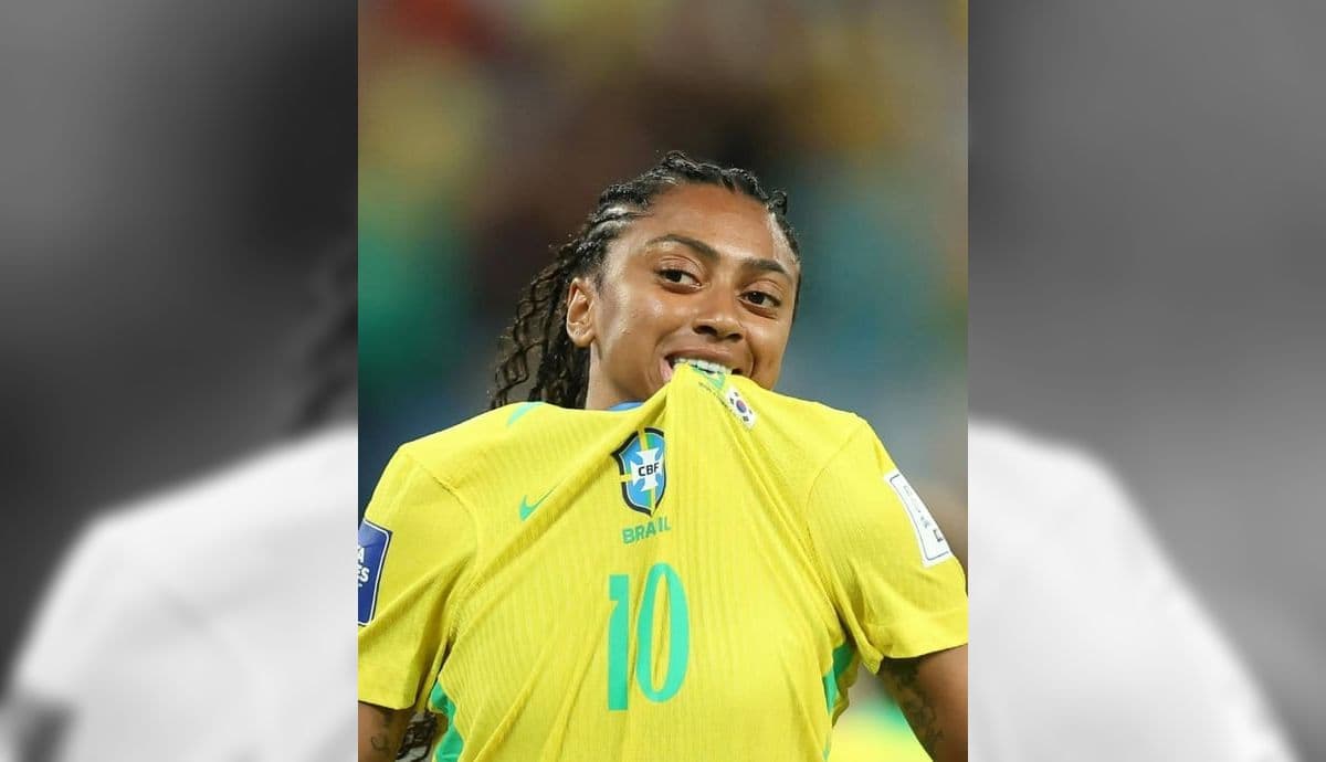 Kerolin com a camisa da Seleção Brasileira