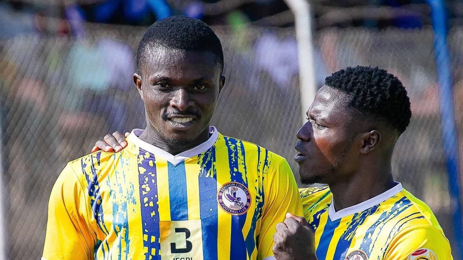 Dominic Frimpong (esq) não resistiu ao ferimento; equipe voltava de partida pela primeira divisão de Gana