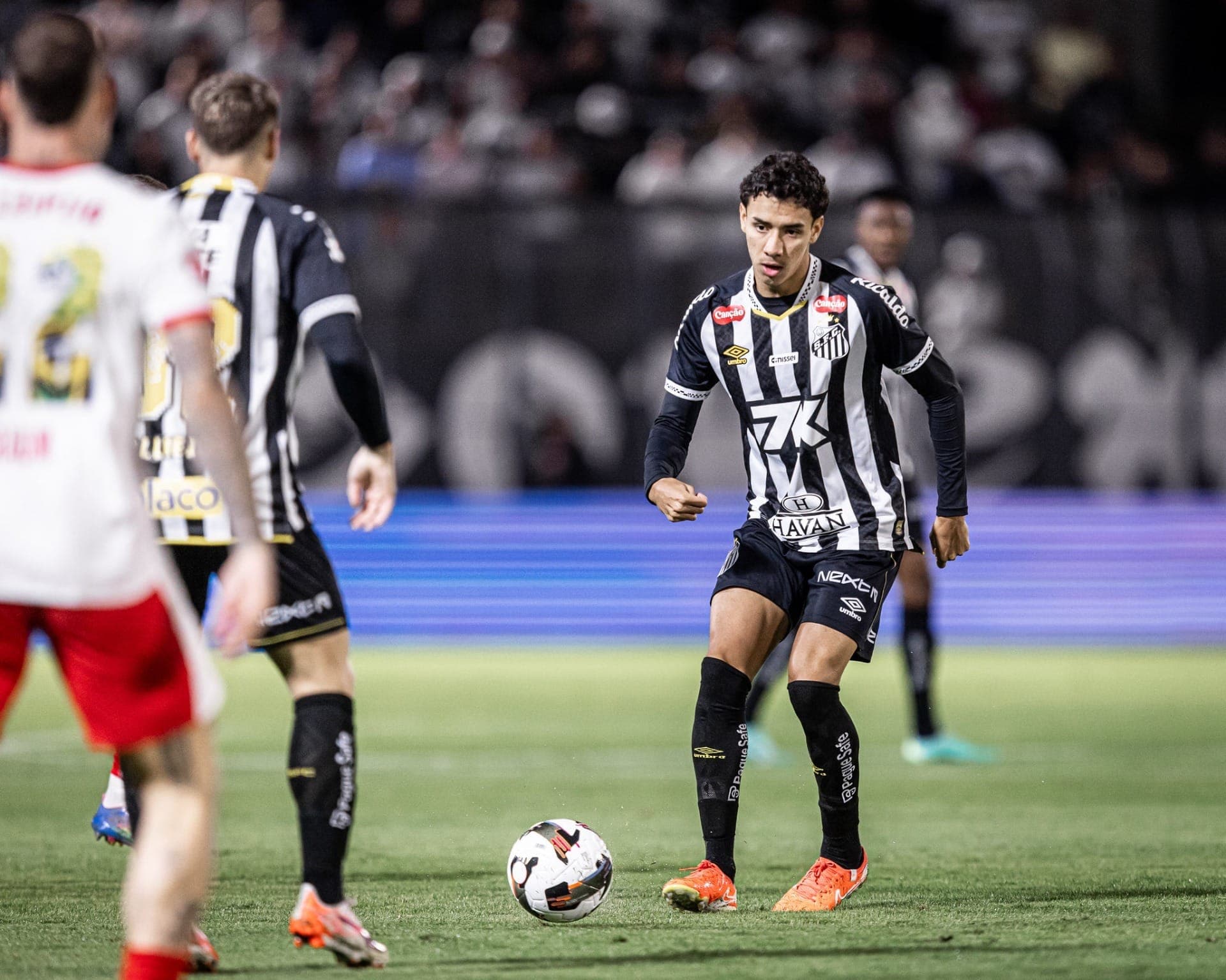 Gabriel Bontempo renova contrato com o Santos