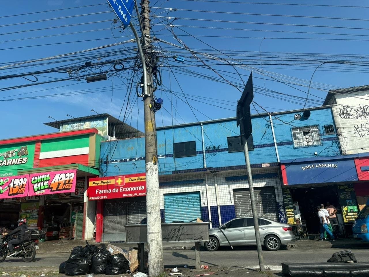 Fiação solta em postes de SP
