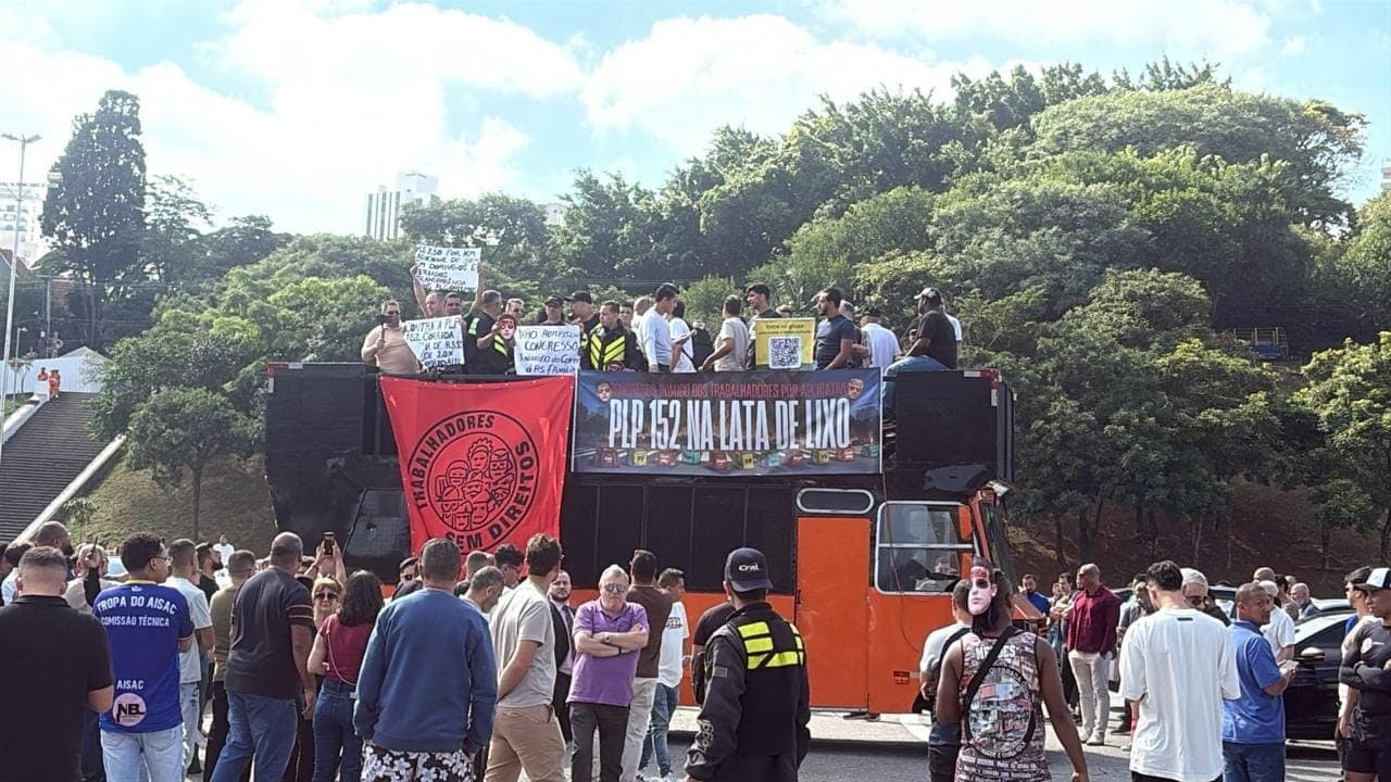 Manifestação na Praça Charles Miller, em SP