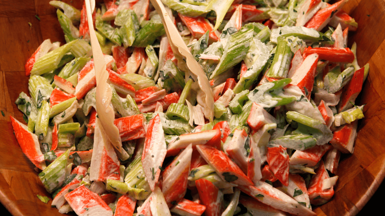 Salada refrescante com carne de siri