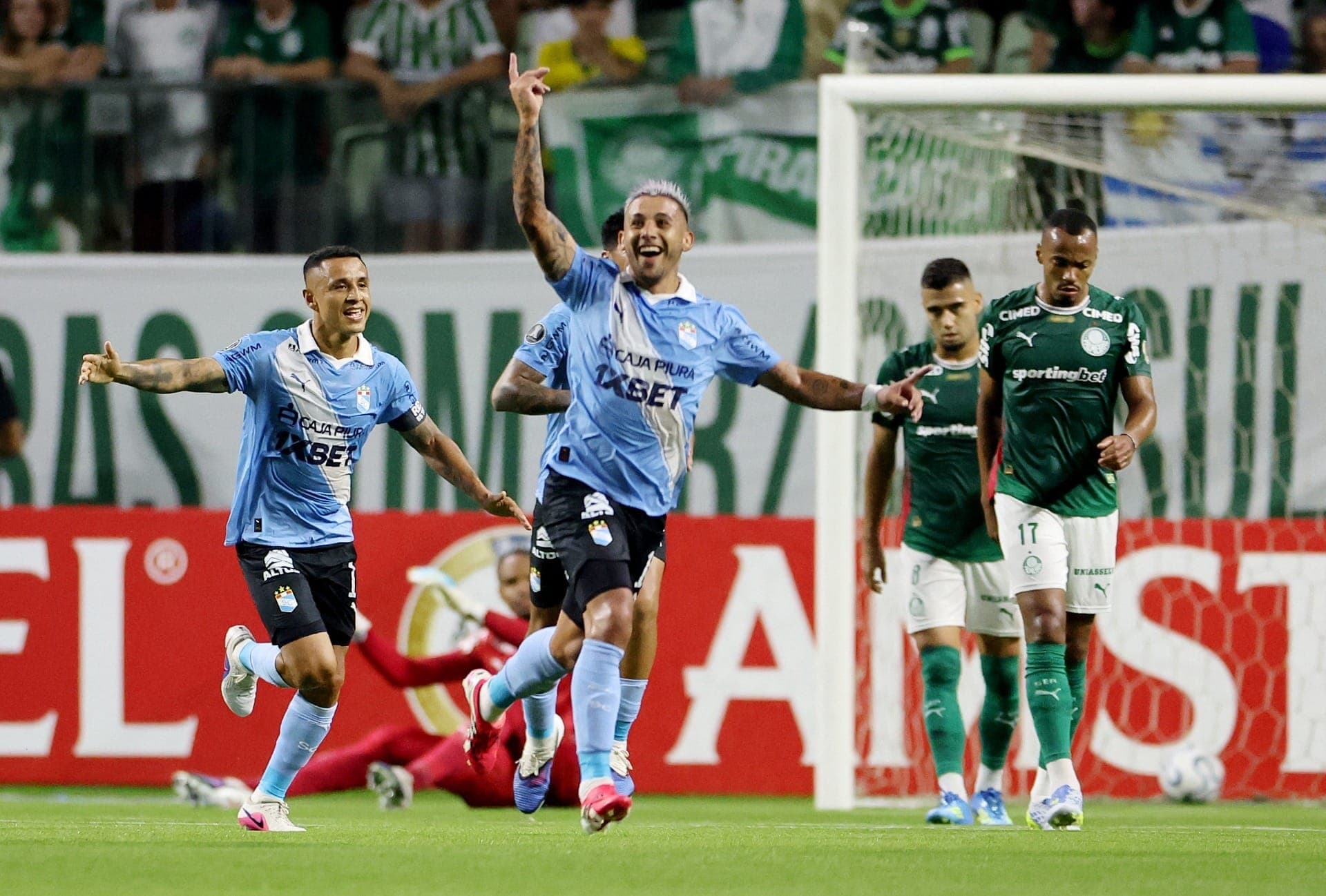 González fez golaço contra o Palmeiras