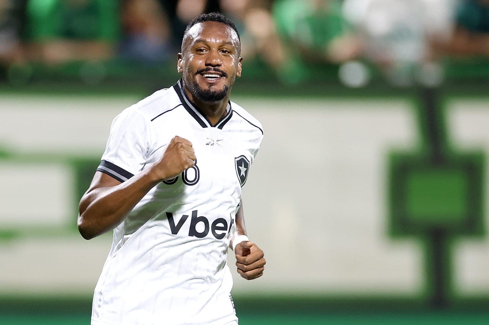 Edenílson marcou duas vezes contra a Chapecoense