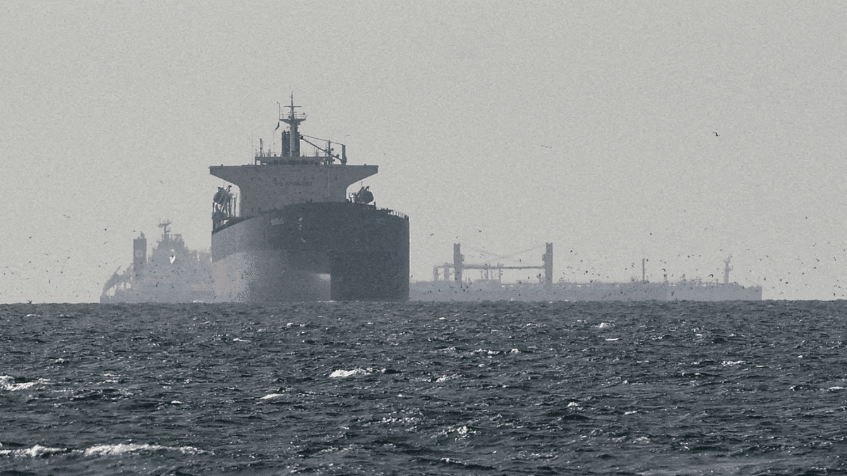 Incertezas no Estreito de Ormuz influenciam cotações de ouro e petróleo