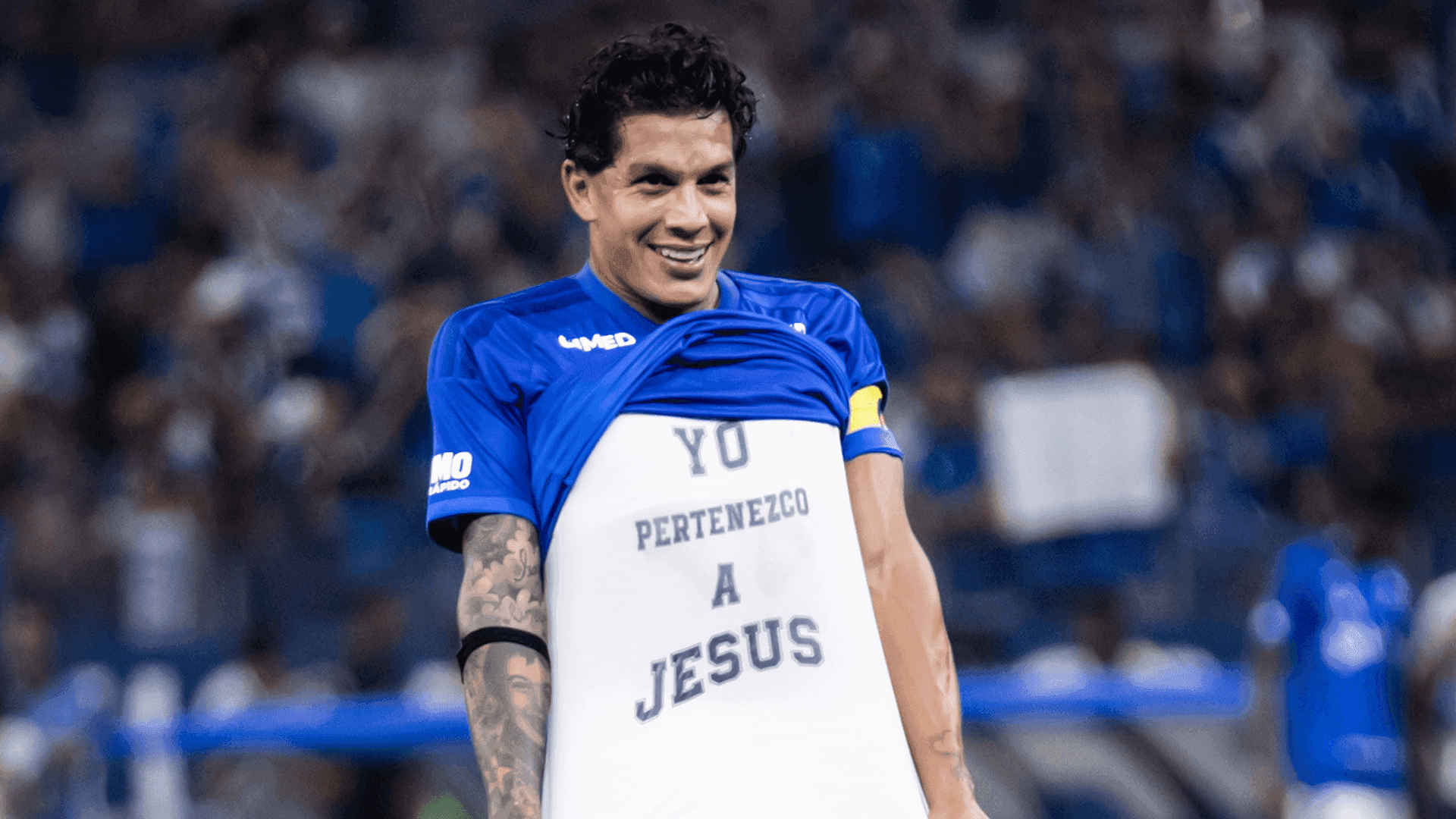 Lucas Romero comemorando gol contra o Grêmio