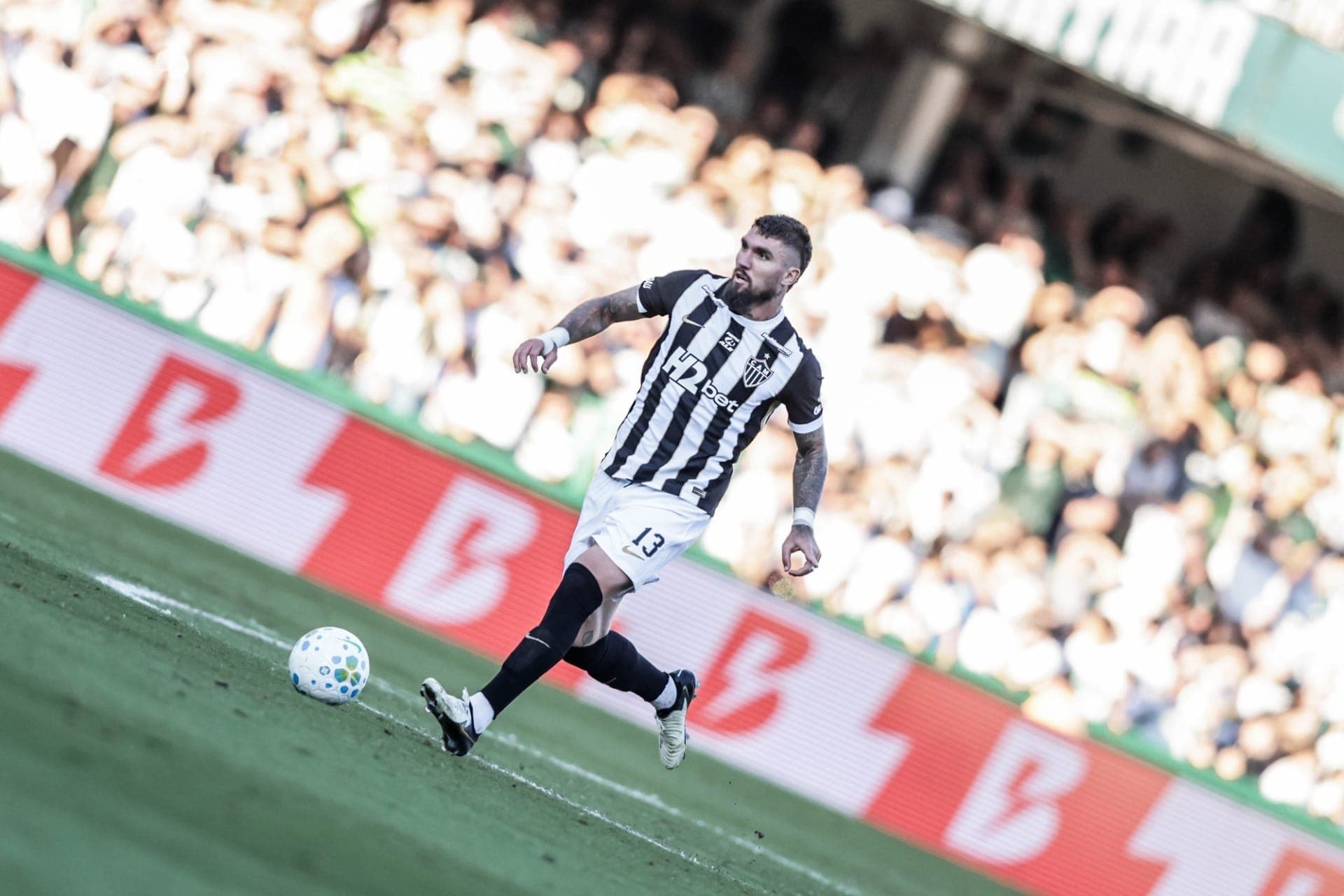 Lyanco, zagueiro do Atlético Mineiro, no jogo diante do Coritiba pelo Campeonato Brasileiro