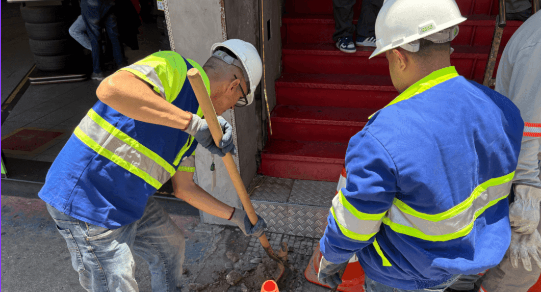 Agentes da Sabesp em operação contra  furto de água