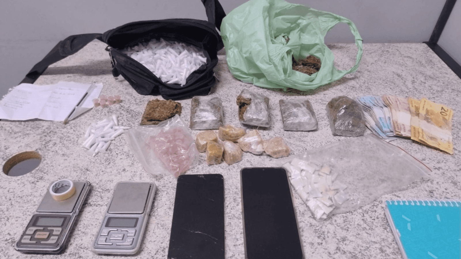 Ele estava de posse de maconha, crack e cocaína